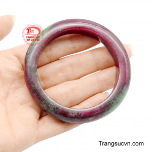 Không chỉ là món trang sức sang trọng, vòng tay ruby phú quý còn mang ý nghĩa phong thủy sâu sắc, giúp thu hút vượng khí, gia tăng thịnh vượng và đem lại sự hài hòa trong cuộc sống cho người sở hữu.