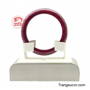 Bề mặt đá được mài nhẵn bóng, giúp tôn lên vẻ đẹp tự nhiên cùng độ chuyển sắc mềm mại, khiến chiếc vòng trở nên cuốn hút ở mọi góc nhìn. 