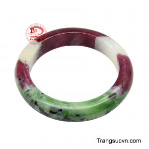 Vòng tay ruby tam sắc thiên ngọc là kiệt tác hội tụ linh khí trời đất, là hiện thân trọn vẹn của vẻ đẹp ấy. 