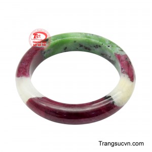 Ngay từ ánh nhìn đầu tiên, chiếc vòng cuốn hút bởi sự kết hợp đầy kỳ diệu của ba gam màu tự nhiên