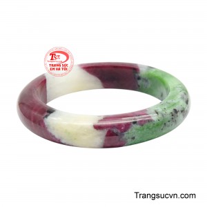 Ba sắc thái tưởng chừng đối lập, nhưng khi hội tụ trên cùng một khối ngọc lại hòa quyện một cách tinh tế