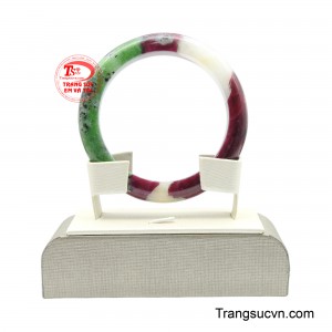 Bề mặt vòng được đánh bóng mịn hoàn hảo, mang lại cảm giác trơn mát khi chạm vào, đồng thời giúp ánh sáng phản chiếu nhẹ nhàng, làm nổi bật chiều sâu của viên đá. 