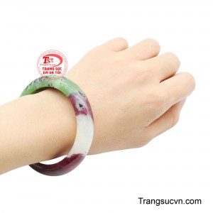 Khi đeo lên tay, chiếc vòng không chỉ tôn da mà còn tạo nên một điểm nhấn đầy tinh tế sang trọng nhưng không phô trương.