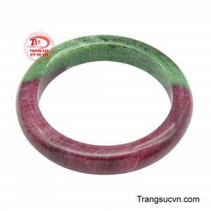 Vòng tay ruby thanh vân phú quý là sự hòa quyện đầy mê hoặc giữa sắc đỏ rực rỡ của ruby và nền xanh dịu mát của zoisite. 