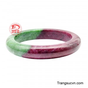 Không đơn thuần là một món trang sức, chiếc vòng như kể một câu chuyện về sự cân bằng giữa nhiệt huyết và bình an, giữa đam mê và trí tuệ. 