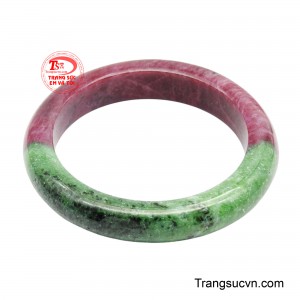 Sắc đỏ ruby tượng trưng cho năng lượng sống mạnh mẽ, cho khát vọng vươn lên và sự thịnh vượng. 