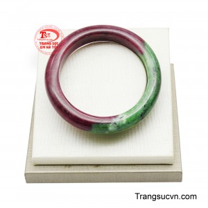 Trong khi đó, zoisite xanh lại mang đến cảm giác an yên, giúp điều hòa cảm xúc và nuôi dưỡng nội tâm. 