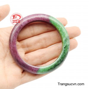 Mỗi chiếc vòng là một tác phẩm riêng biệt của tự nhiên, với vân đá không trùng lặp – nơi những mảng đỏ và xanh đan xen như bức tranh sơn thủy sống động.