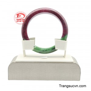 Khi hai gam màu tưởng chừng đối lập ấy cùng tồn tại trong một khối đá tự nhiên, chúng tạo nên một tổng thể hài hòa hiếm có như mây lành “thanh vân” nâng đỡ vận khí “phú quý”.