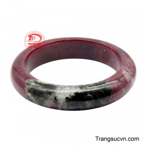 Chiếc vòng tay Ruby vượng khí nổi bật với sắc đỏ trầm ấm được điểm xuyết tinh tế bởi các dải tinh thể thạch anh xen kẽ mang sắc trắng tự nhiên, tạo nên tổng thể hài hòa, độc đáo và đầy chiều sâu. 