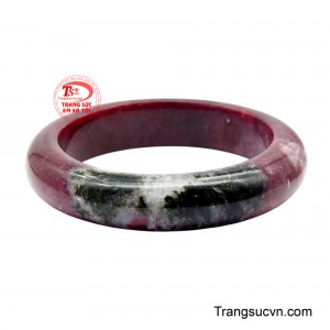 Sự kết hợp này không chỉ mang lại vẻ đẹp khác biệt cho chiếc vòng, mà còn được tin rằng giúp cân bằng năng lượng, tăng cường vượng khí và mang lại cảm giác an yên cho người đeo. 