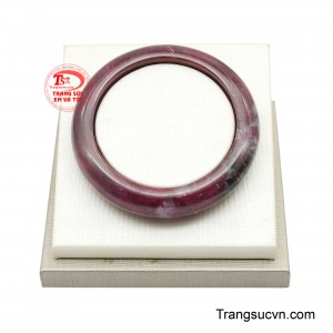 Với chất đá tự nhiên được mài nhẵn bóng, vòng có độ bền cao, bề mặt mịn màng, đeo thoải mái và càng sử dụng lâu càng lên nước đẹp. 