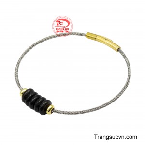 Bề mặt hạt được mài bóng mịn, tạo độ phản chiếu tinh tế, mang lại cảm giác vững chãi và trang nhã khi đeo trên tay. 