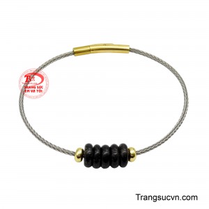 Vòng tay thạch anh tóc bình an sở hữu vẻ đẹp huyền bí với sắc đen sâu lắng, bên trong là những sợi tóc tự nhiên đan xen độc đáo, mang dấu ấn riêng của tạo hóa qua hàng triệu năm hình thành. 