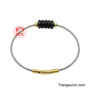 Những sợi tinh thể bên trong viên đá tượng trưng cho dòng năng lượng lưu chuyển, giúp cân bằng cảm xúc và củng cố sự ổn định nội tâm. 