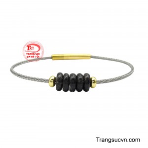 Thiết kế dạng charm đồng xu còn mang ý nghĩa tài lộc, tiền tài và sự hanh thông trong công việc lẫn cuộc sống. 