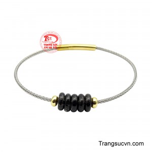 Khi đeo món trang sức này giúp tăng cường năng lượng thu hút may mắn, giúp người đeo cảm thấy tự tin và thuận lợi hơn trên con đường tài chính.