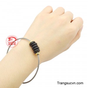 Màu sắc trầm sang, dễ phối với trang phục công sở hoặc đời thường.