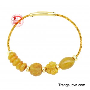 Vòng tay thạch anh tóc hồ điệp là sự kết hợp hài hòa giữa vẻ đẹp tự nhiên của đá quý và thiết kế trang sức thanh lịch. 