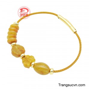 Sản phẩm được chế tác từ thạch anh tóc vàng tự nhiên, nổi bật với sắc vàng ấm áp cùng các sợi rutile mảnh bên trong viên đá, tạo nên hiệu ứng lấp lánh độc đáo và đầy cuốn hút.