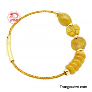 Điểm nhấn của chiếc vòng nằm ở các charm đá được chạm hoa văn khắc hình hồ điệp cùng đồng xu hồ điệp, mang vẻ đẹp tinh tế và giàu ý nghĩa. 