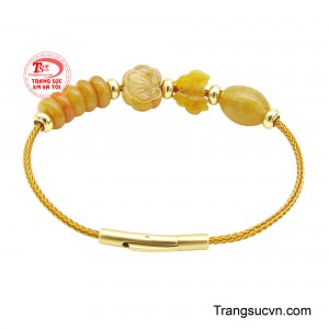 Phần dây vòng được thiết kế dạng dây bện chắc chắn, kết hợp khóa chốt cài tiện lợi, giúp người đeo dễ dàng sử dụng, đồng thời mang lại cảm giác chắc chắn và thoải mái khi đeo hằng ngày.