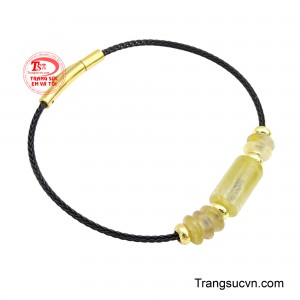 Thiết kế vòng gây ấn tượng với hạt lu thống trung tâm là biểu tượng phong thủy mang ý nghĩa hanh thông, thuận lợi và giúp dòng năng lượng tích cực lưu chuyển liên tục.