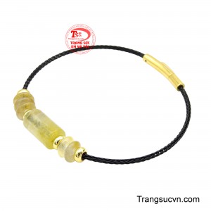 Hai bên được điểm xuyết bởi hoa tiết hình đồng xu, tượng trưng cho tài lộc, sự sung túc và thịnh đạt. 