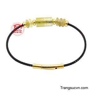 Những viên thạch anh được lựa chọn cẩn thận, giữ nguyên vẻ đẹp tự nhiên của đá, mang sắc vàng dịu nhẹ nhưng vẫn toát lên sự sang trọng. 