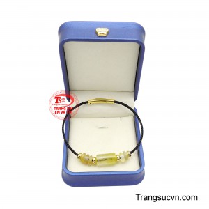 Phần dây vòng được thiết kế dạng dây bện chắc chắn, kết hợp khóa kim loại tông vàng tinh tế, giúp chiếc vòng vừa bền đẹp vừa dễ dàng sử dụng trong sinh hoạt hằng ngày.