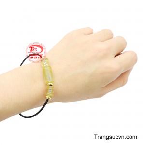 Không chỉ là món trang sức thanh lịch, Vòng tay Thạch Anh Tóc Thịnh Vượng còn được xem như một vật phẩm phong thủy mang nguồn năng lượng tích cực.