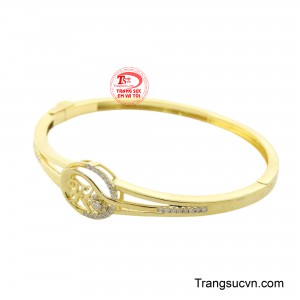 Mặt vòng được thiết kế hình tròn cách điệu độc đáo, kết hợp cùng các dải đá nhỏ lấp lánh giúp tôn lên cổ tay thanh tú của phái đẹp. 