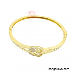 Từng đường nét chạm khắc và chi tiết đính đá đều được thực hiện thủ công khéo léo, đảm bảo độ hoàn thiện sắc nét nhất.