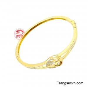 Chiếc vòng là sự hòa quyện hoàn hảo giữa nét cổ điển và hiện đại, dễ dàng phối hợp với nhiều loại trang phục từ công sở đến dự tiệc. 