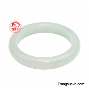 Gam xanh ngọc thiên nhiên lan tỏa đều khắp thân vòng, điểm xuyết những đường vân mềm mại như dòng suối mát, tạo nên tổng thể hài hòa và đầy thư thái. 