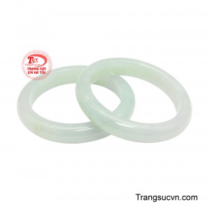 Bề mặt mịn màng, lên nước bóng tự nhiên. Chất ngọc đặc chắc, độ trong vừa phải. 