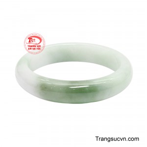 Tông xanh dịu phân bổ hài hòa cùng những vân ngọc mềm mại tạo chiều sâu sang trọng nhưng vẫn nhẹ nhàng, tinh tế. 