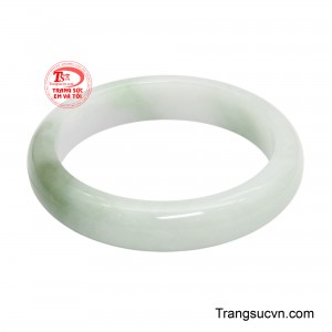 Thanh Ngọc Bình An không phô trương rực rỡ, mà chinh phục bằng khí chất nhẹ nhàng và tinh tế tôn da, dễ phối từ trang phục công sở thanh lịch đến áo dài truyền thống nền nã. 