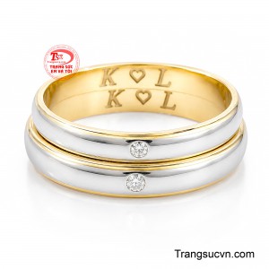 Hai chiếc nhẫn được chế tác từ vàng ánh kim kết hợp cùng dải sắc trắng sáng, tạo nên sự tương phản hài hòa và hiện đại.