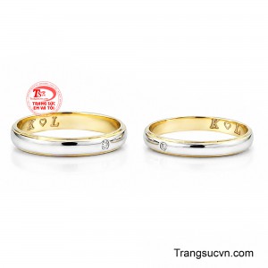 Bề mặt nhẫn trơn mịn, phản chiếu ánh sáng nhẹ nhàng.