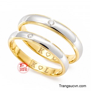 Bên trong mỗi chiếc nhẫn khắc dòng tên cặp đôi, mang ý nghĩa cá nhân hóa sâu sắc, biểu tượng của tình yêu riêng biệt và gắn kết bền lâu.