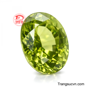 Dáng cắt oval mềm mại giúp viên đá phô diễn trọn vẹn chiều sâu tự nhiên, tạo nên hiệu ứng ánh sáng dịu dàng nhưng đầy cuốn hút.