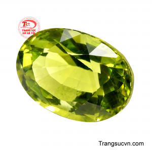 Peridot được xem là biểu tượng của niềm vui, giúp người đeo cảm nhận sự lạc quan và cân bằng trong cuộc sống.