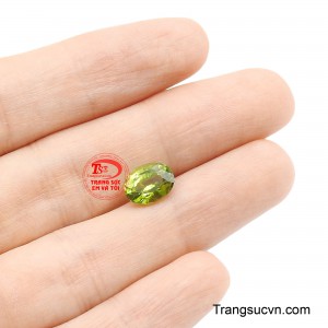 Sắc xanh lục của Peridot còn đại diện cho sự tái sinh và phát triển, mang ý nghĩa về hy vọng, khởi đầu mới và sự trưởng thành bền vững.