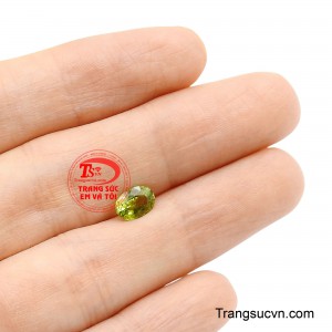 Hình dáng oval cân đối giúp viên đá dễ phối trong nhẫn, mặt dây hoặc trang sức cao cấp.