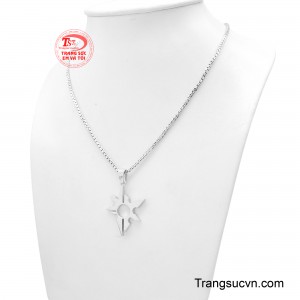 Được chế tác trên nền vàng trắng sáng bóng, tạo nên vẻ đẹp nam tính và tự do như tinh thần của những người luôn khát khao chinh phục. 