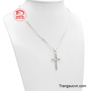 Sản phẩm tôn lên vẻ đẹp trang nhã và sang trọng của chất liệu vàng trắng sáng bóng. 
