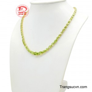 Thiết kế ôm nhẹ theo đường cổ, tạo điểm nhấn nổi bật cho mọi phong cách thời trang.