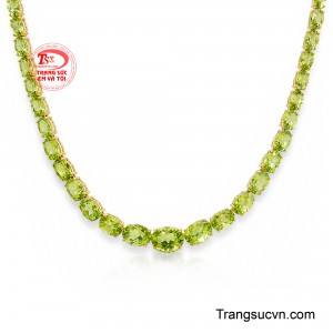 Toàn bộ dây được đính liên tiếp những viên đá Peridot thiên nhiên sắc xanh olive dịu mát.