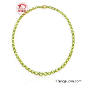Màu xanh đặc trưng của Peridot kết hợp cùng phần vàng chế tác tỉ mỉ mang đến cảm giác vừa quý phái vừa hiện đại.